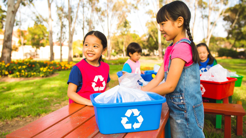 Separar corretamente os resíduos e destiná-los ao tratamento adequado transforma cidades e preserva recursos naturais — compromisso reforçado pela Versa Engenharia Ambiental Ltda.