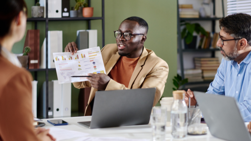 Observabilidade sem mistério: como logs, métricas e traces trabalham juntos para simplificar decisões e evitar dores de cabeça — por Sérgio Bento De Araújo.