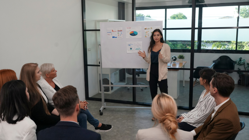 Deixe a complexidade para as máquinas: Sérgio Bento De Araújo apresenta como dominar logs, métricas e traces pode transformar a maneira de monitorar sistemas.