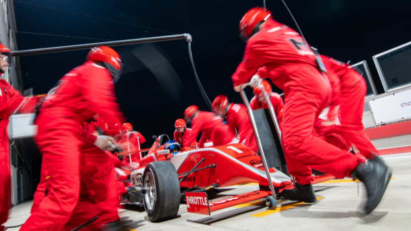 A diferença entre vitória e derrota muitas vezes está no pit stop, onde execução impecável e decisões rápidas transformam segundos em vantagem competitiva, destaca Kelsem Ricardo Rios Lima.