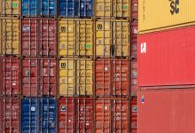 Contêineres coloridos empilhados em um terminal portuário destinado ao transporte de cargas
