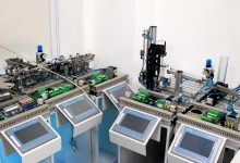 Sistema de automação industrial com painéis de controle em uma fábrica