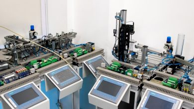 Sistema de automação industrial com painéis de controle em uma fábrica