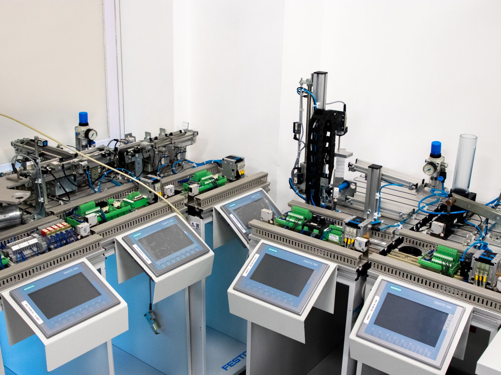 Sistema de automação industrial com painéis de controle em uma fábrica