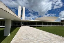 Vista da arquitetura moderna do Congresso Nacional do Brasil sob um céu claro.