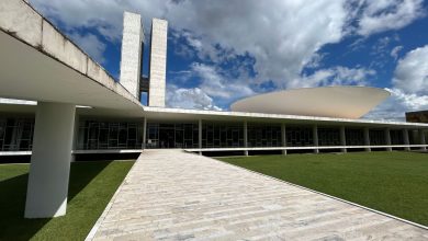 Vista da arquitetura moderna do Congresso Nacional do Brasil sob um céu claro.