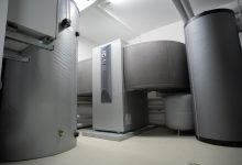 Sistema de bomba de calor instalado em ambiente interno.